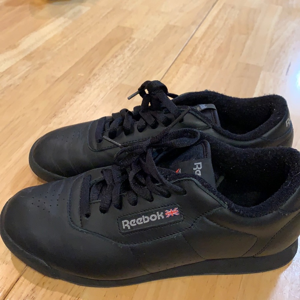 Woman’s black Reebok tennis shoes 8